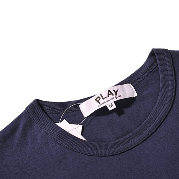 CAMISETA PLAY BASIC (AZUL) EMBLEMA VERMELHO - COMME DES GARÇONS - Imagem 2