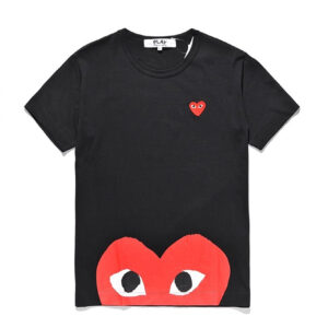 CAMISETA PLAY RED HALF HEART (PRETO) - COMME DES GARÇONS