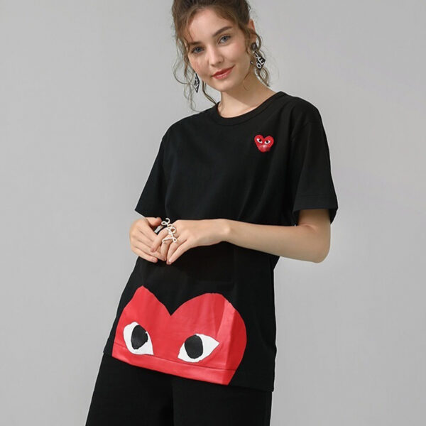 CAMISETA PLAY RED HALF HEART (PRETO) - COMME DES GARÇONS - Imagem 2