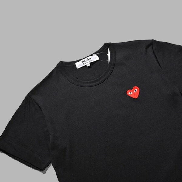 CAMISETA PLAY RED HALF HEART (PRETO) - COMME DES GARÇONS - Imagem 3