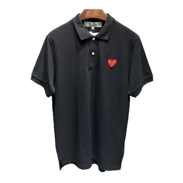 PLAY POLO EMBLEMA VERMELHO (PRETO) - COMME DES GARÇONS - Imagem 4
