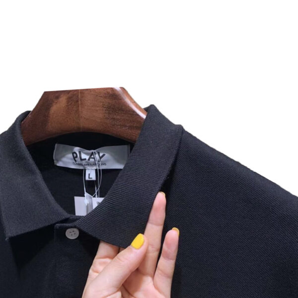 PLAY POLO EMBLEMA VERMELHO (PRETO) - COMME DES GARÇONS - Imagem 3