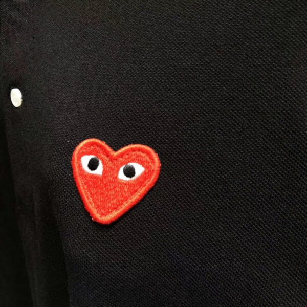 PLAY POLO EMBLEMA VERMELHO (PRETO) - COMME DES GARÇONS - Imagem 2