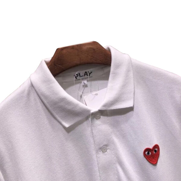 PLAY POLO EMBLEMA VERMELHO (BRANCO) - COMME DES GARÇONS - Imagem 2
